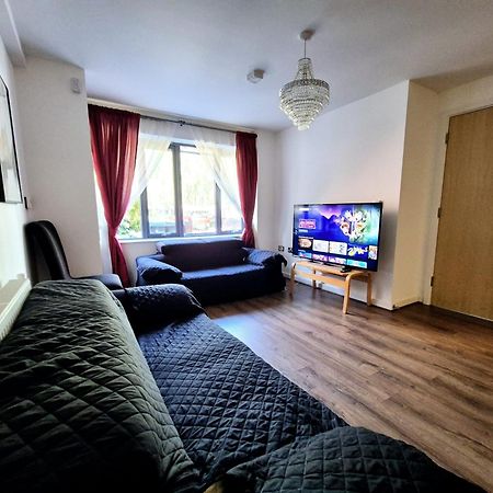 Explore London: 2 Bedroom House In Wood Green ภายนอก รูปภาพ