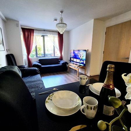 Explore London: 2 Bedroom House In Wood Green ภายนอก รูปภาพ