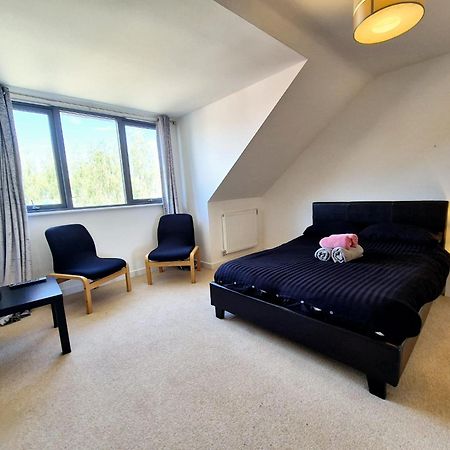 Explore London: 2 Bedroom House In Wood Green ภายนอก รูปภาพ