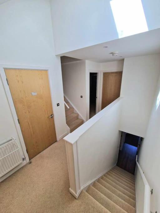 Explore London: 2 Bedroom House In Wood Green ภายนอก รูปภาพ