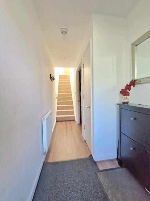 Explore London: 2 Bedroom House In Wood Green ภายนอก รูปภาพ