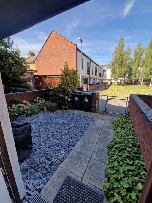 Explore London: 2 Bedroom House In Wood Green ภายนอก รูปภาพ