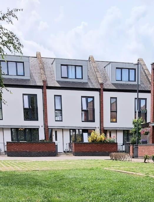 Explore London: 2 Bedroom House In Wood Green ภายนอก รูปภาพ