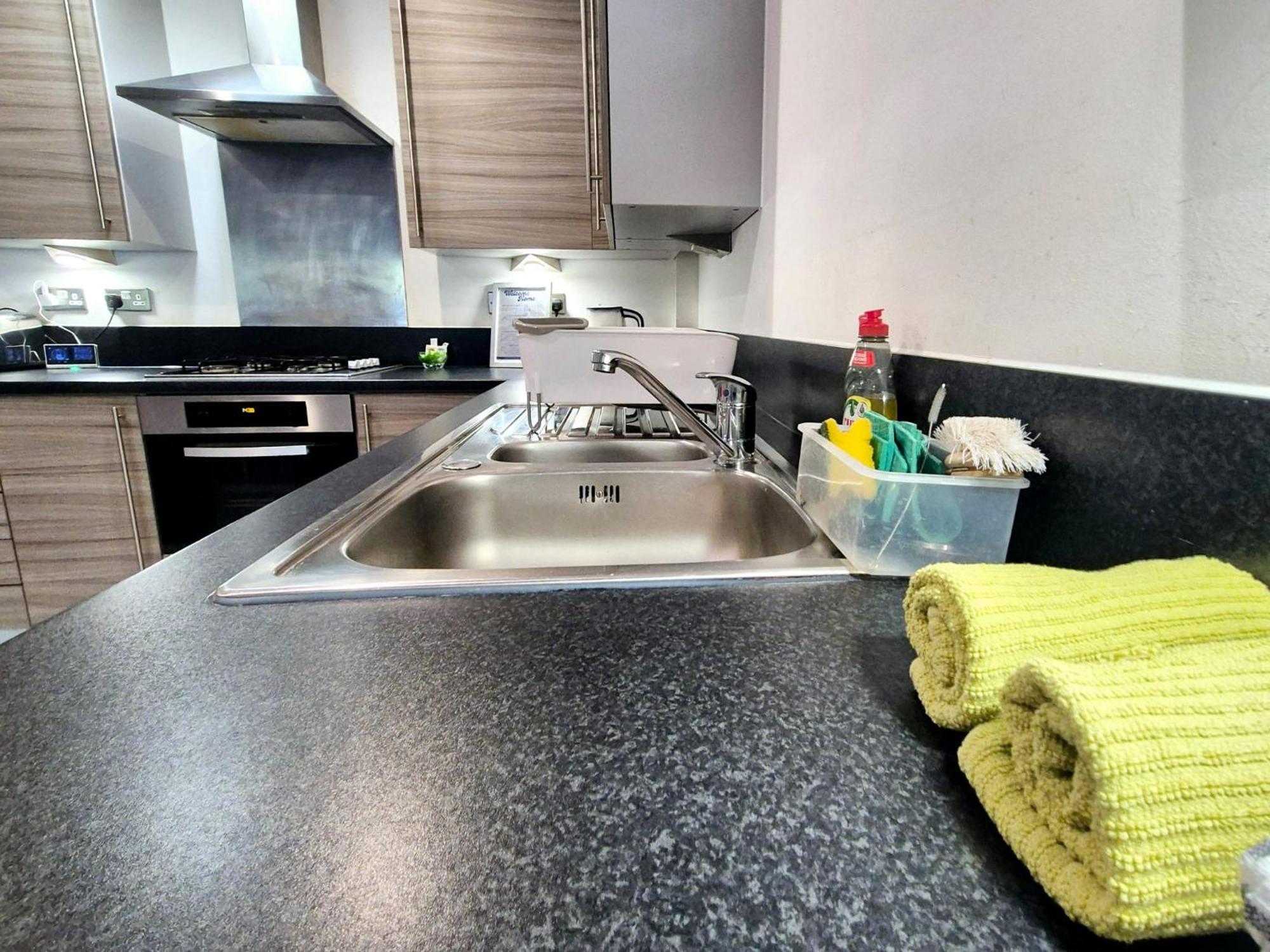 Explore London: 2 Bedroom House In Wood Green ภายนอก รูปภาพ