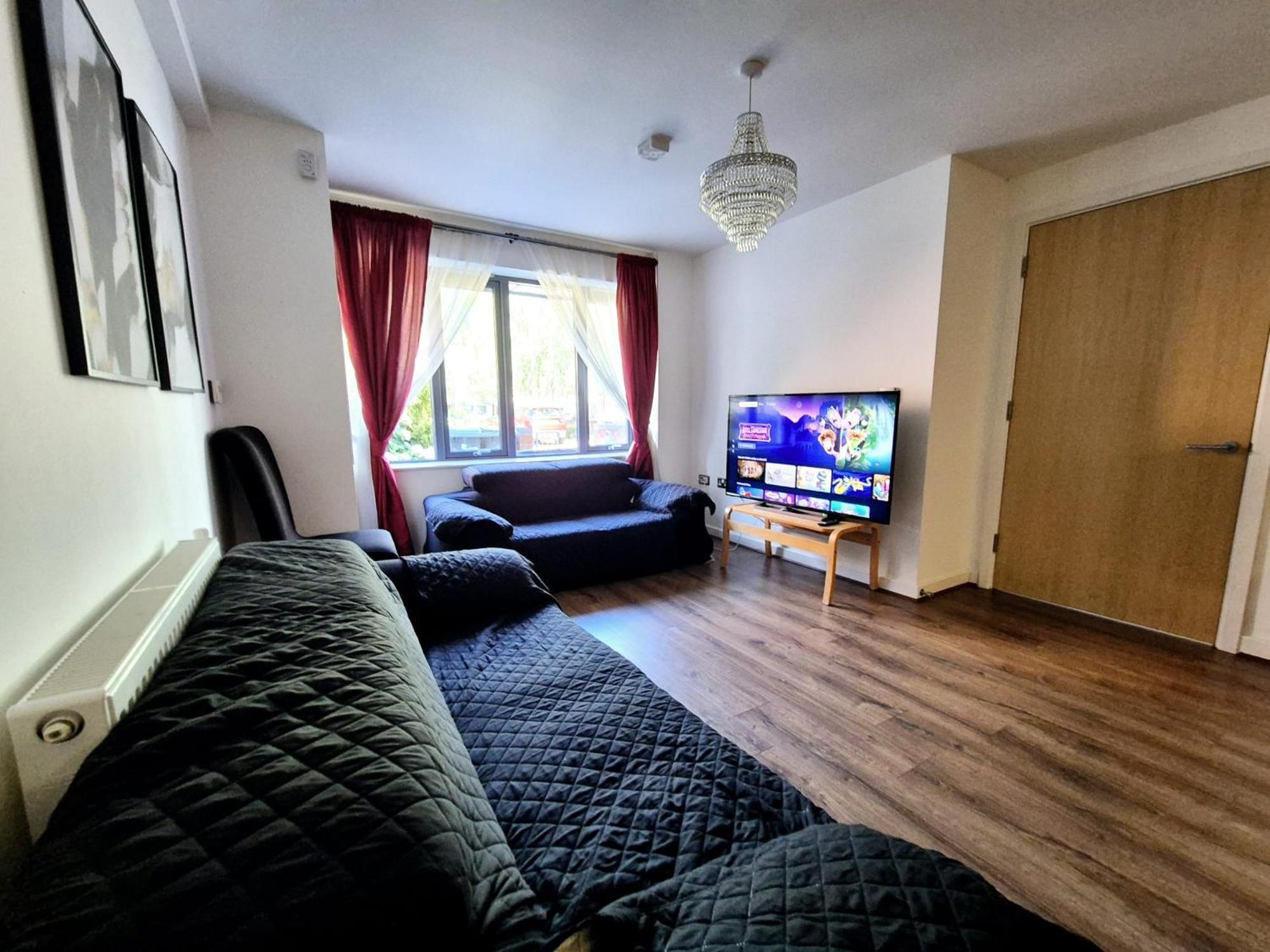 Explore London: 2 Bedroom House In Wood Green ภายนอก รูปภาพ