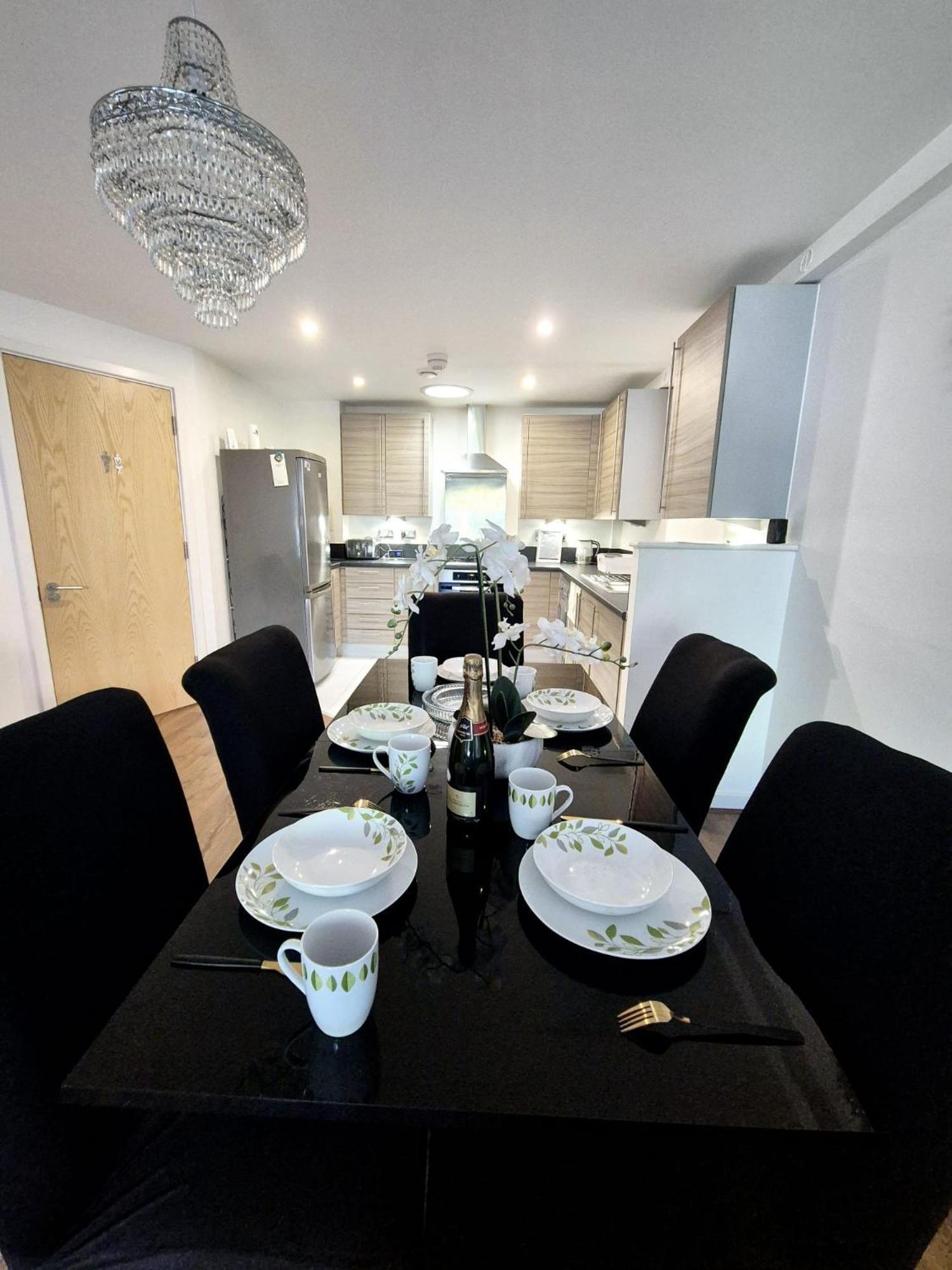 Explore London: 2 Bedroom House In Wood Green ภายนอก รูปภาพ