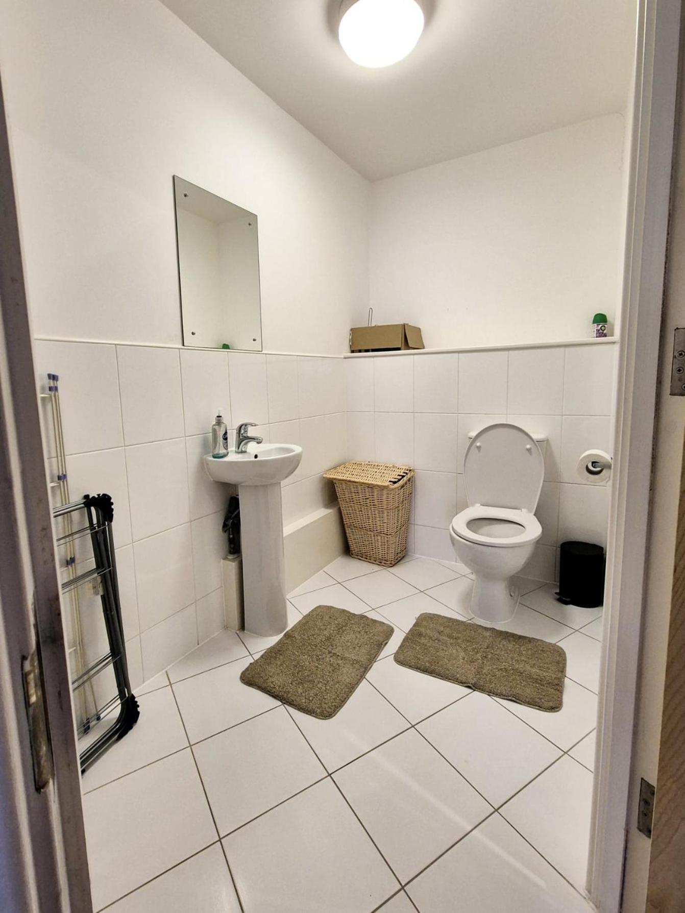 Explore London: 2 Bedroom House In Wood Green ภายนอก รูปภาพ