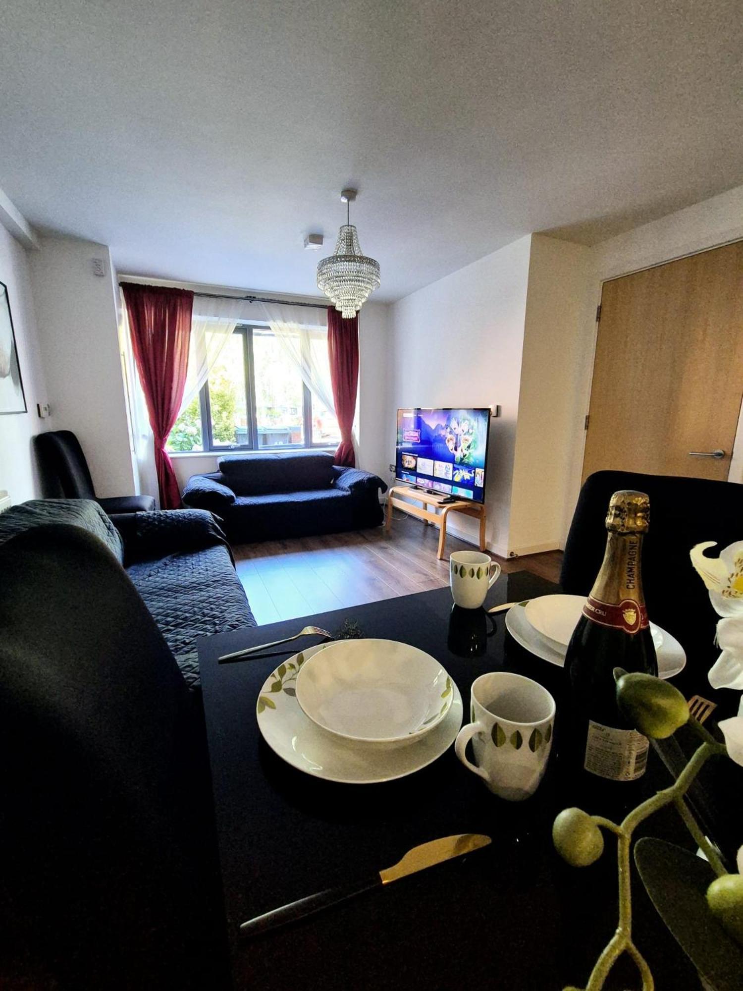 Explore London: 2 Bedroom House In Wood Green ภายนอก รูปภาพ