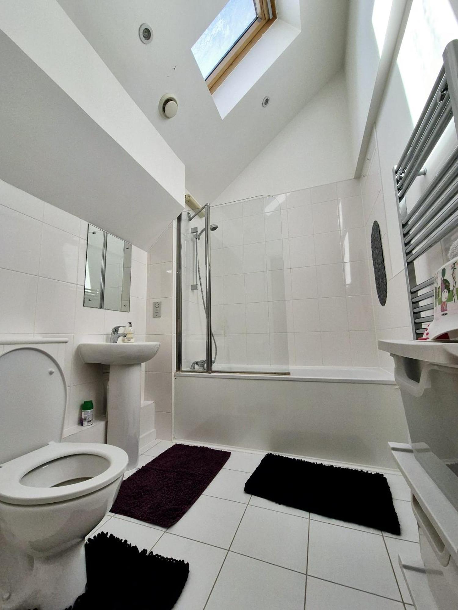Explore London: 2 Bedroom House In Wood Green ภายนอก รูปภาพ