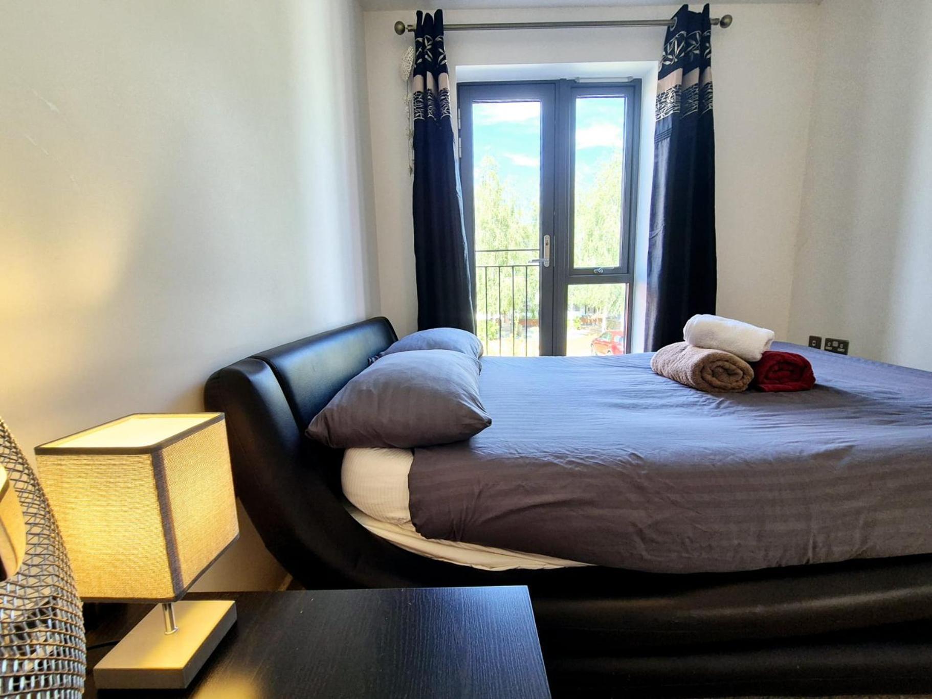 Explore London: 2 Bedroom House In Wood Green ภายนอก รูปภาพ