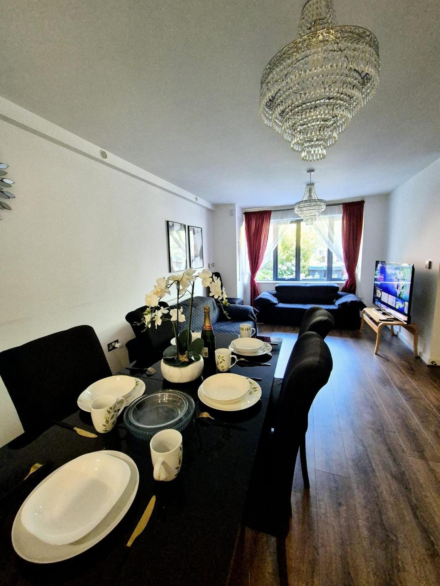 Explore London: 2 Bedroom House In Wood Green ภายนอก รูปภาพ
